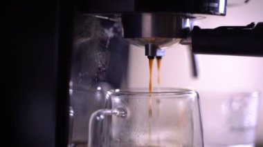 Kahve köpüğüne yakın çekim. Tam otomatik kahve makinesinden çıkan espresso kreması kahve makinesini fincana dönüştürür. yumuşak odak.