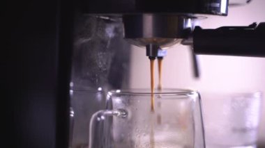 Kahve köpüğüne yakın çekim. Tam otomatik kahve makinesinden çıkan espresso kreması kahve makinesini fincana dönüştürür. yumuşak odak.