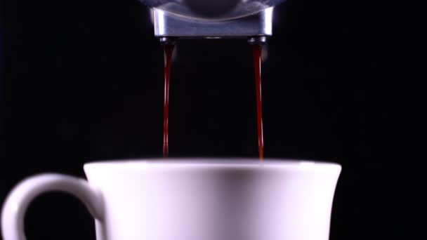 コーヒー泡のクローズアップ エスプレッソクリームは全自動コーヒーマシンから出てくるコーヒーマシンをカップにする — ストック動画