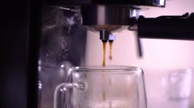 Kahve köpüğüne yakın çekim. Tam otomatik kahve makinesinden çıkan espresso kreması kahve makinesini fincana dönüştürür. yumuşak odak.