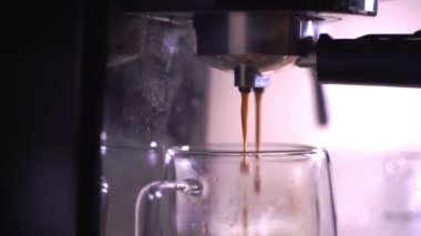 Kahve köpüğüne yakın çekim. Tam otomatik kahve makinesinden çıkan espresso kreması kahve makinesini fincana dönüştürür. yumuşak odak.