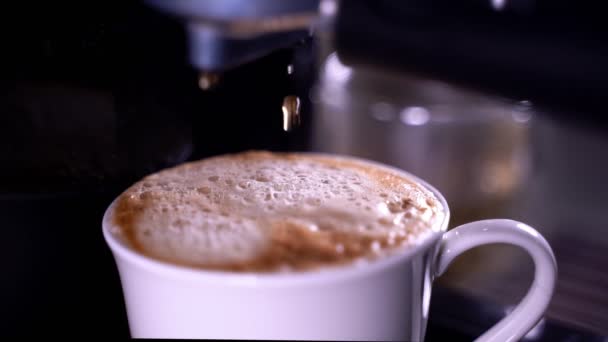 コーヒー泡のクローズアップ エスプレッソクリームは全自動のコーヒーマシンから出てくるので コーヒーマシンをカップにします ソフトフォーカス — ストック動画