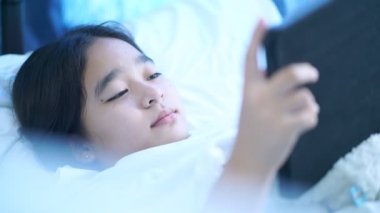 Yatakta cep telefonu kullanan kadınlar, yatakta tablet oynayan kızlar.