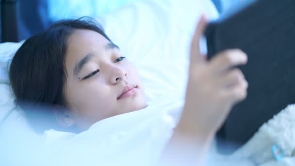 Frauen Mit Mobiltelefonen Bett Mädchen Mit Tablets Bett Schlafzimmer — Stockvideo