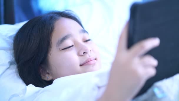 Lányok Összpontosítani Online Tanulás Tabletta Hálószobában Otthon Éjszaka — Stock videók