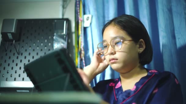 Mädchen Konzentrieren Sich Auf Online Lernen Mit Tablets Schlafzimmer Hause — Stockvideo