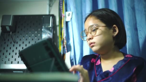 Dívky Soustředí Online Učení Tabletami Ložnici Doma Noci — Stock video
