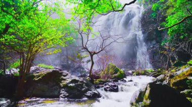 Dağlarda şelale, Khlong Lan Şelalesi, Khlong Lan Ulusal Parkı, Kamphaeng Phet, Tayland 'da onsen atmosferi..