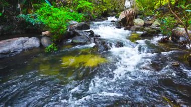 Dağlarda şelale, Khlong Lan Şelalesi, Khlong Lan Ulusal Parkı, Kamphaeng Phet, Tayland 'da onsen atmosferi..