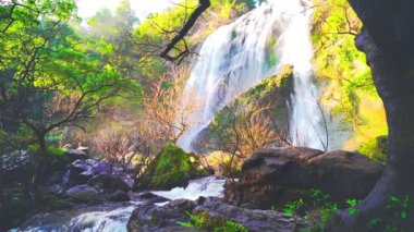Dağlarda şelale, Khlong Lan Şelalesi, Khlong Lan Ulusal Parkı, Kamphaeng Phet, Tayland 'da onsen atmosferi..