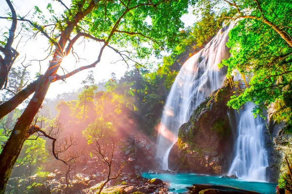 Khlong Lan Şelalesi, Khlong Lan Ulusal Parkı, Kamphaeng Phet, Tayland. Onsen atmosferi. yumuşak odak.