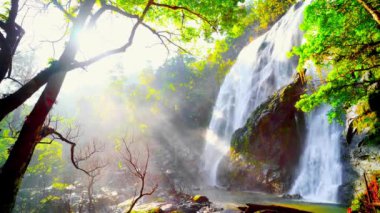 Dağlarda şelale, Khlong Lan Şelalesi, Khlong Lan Ulusal Parkı, Kamphaeng Phet, Tayland 'da onsen atmosferi..