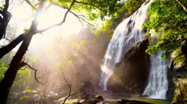 Dağlarda şelale, Khlong Lan Şelalesi, Khlong Lan Ulusal Parkı, Kamphaeng Phet, Tayland 'da onsen atmosferi..