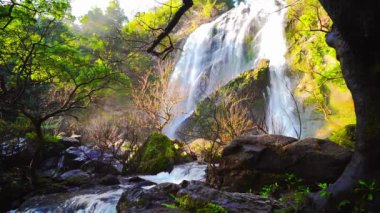 Dağlarda şelale, Khlong Lan Şelalesi, Khlong Lan Ulusal Parkı, Kamphaeng Phet, Tayland 'da onsen atmosferi..