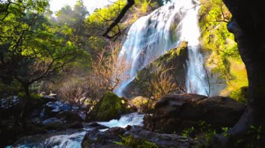 Dağlarda şelale, Khlong Lan Şelalesi, Khlong Lan Ulusal Parkı, Kamphaeng Phet, Tayland 'da onsen atmosferi..