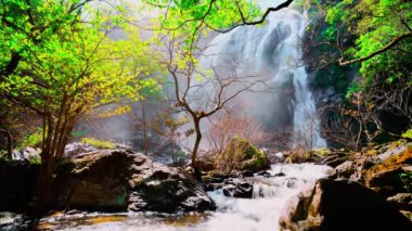 Dağlarda şelale, Khlong Lan Şelalesi, Khlong Lan Ulusal Parkı, Kamphaeng Phet, Tayland 'da onsen atmosferi..