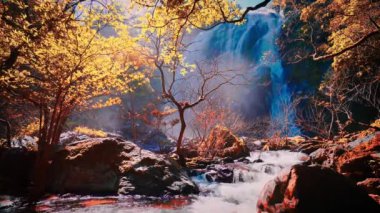 Dağlarda şelale, Khlong Lan Şelalesi, Khlong Lan Ulusal Parkı, Kamphaeng Phet, Tayland 'da onsen atmosferi..