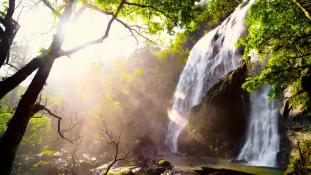 Vattenfall Bergen Khlong Lan Waterfall Khlong Lan National Park Kamphaeng — Stockvideo