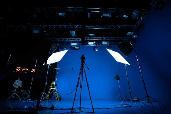 专业视频演播室幕后视频镜头幕后轮廓制作摄影 重点是相机和演播室设备 — 图库照片