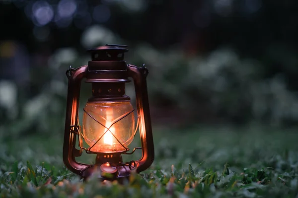 Starožitný Olej Lampa Trávě Lese Večerním Táboření Atmosféře Cestování Venkovní — Stock fotografie