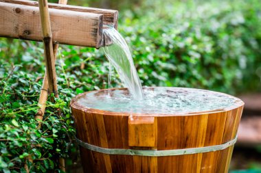 Doğal onsen için ahşap variller, doğal kaynaklardan sıcak su buharı, yumuşak odaklanma..