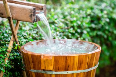 Doğal onsen için ahşap variller, doğal kaynaklardan sıcak su buharı, yumuşak odaklanma..