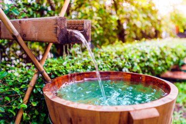 Doğal onsen için ahşap variller, doğal kaynaklardan sıcak su buharı, yumuşak odaklanma..