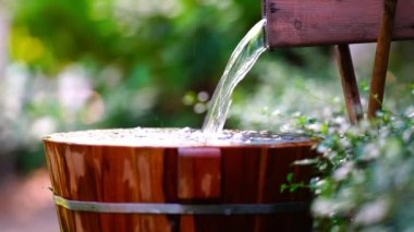 Doğal onsen için ahşap variller, doğal kaynaklardan sıcak su buharı, yumuşak odaklanma..