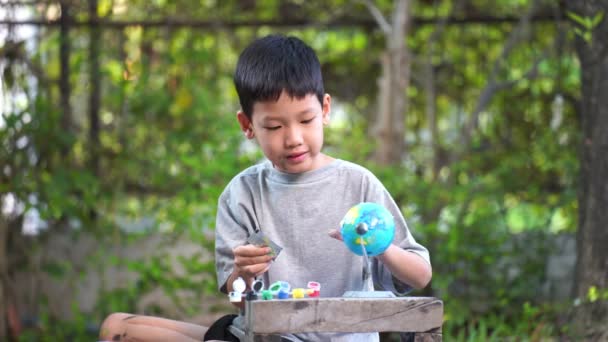 Skoncentrowany Azjatycki Chłopiec Kolorowanki Zabawki Układu Słonecznego Aktywność Sensoryczna Narzędzia — Wideo stockowe