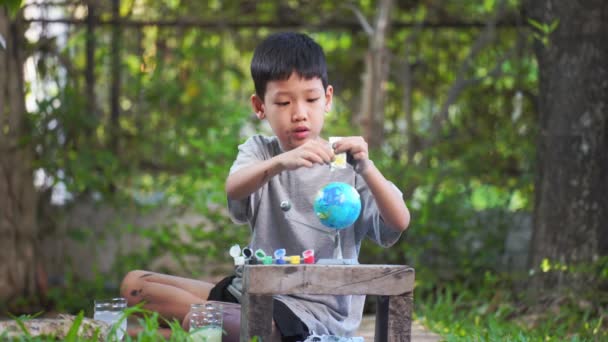 Soustředěný Asijské Chlapec Zbarvení Solární Systém Hračky Smyslová Aktivita Učení — Stock video
