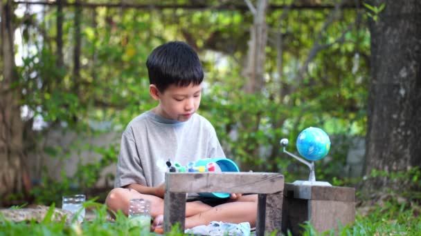 Концентрований Азіатський Хлопчик Розмальовка Іграшки Сонячної Системи Сенсорна Активність Інструменти — стокове відео