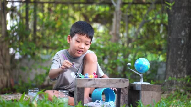 Skoncentrowany Azjatycki Chłopiec Kolorowanki Zabawki Układu Słonecznego Aktywność Sensoryczna Narzędzia — Wideo stockowe