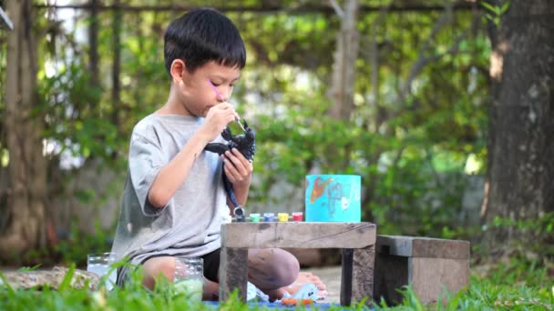 Концентрований Азіатський Хлопчик Розмальовка Іграшки Сонячної Системи Сенсорна Активність Інструменти — стокове відео