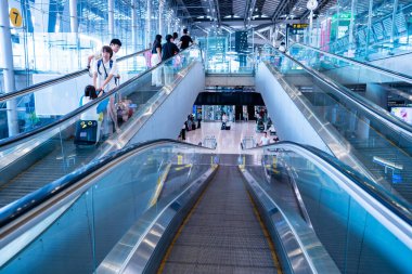 BANGKOK, THAILAND - 21 Ocak 2023: Suvarnabhumi Uluslararası Havalimanı 'ndaki kaldırımlar, kaldırımlar ve kaldırımlar ülkenin en büyük havaalanıdır. Bangkok, Tayland