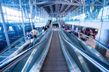 BANGKOK, THAILAND - 21 Ocak 2023: Suvarnabhumi Uluslararası Havalimanı 'ndaki kaldırımlar, kaldırımlar ve kaldırımlar ülkenin en büyük havaalanıdır. Bangkok, Tayland