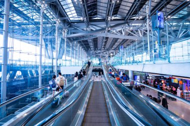 BANGKOK, THAILAND - 21 Ocak 2023: Suvarnabhumi Uluslararası Havalimanı 'ndaki kaldırımlar, kaldırımlar ve kaldırımlar ülkenin en büyük havaalanıdır. Bangkok, Tayland