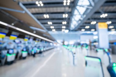 Suvarnabhumi Uluslararası Havalimanı 'ndaki check-in gişelerindeki self-servis kayıt makinesinin bulanık görüntüleri