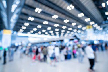 Büyük salondaki ticaret fuarlarının bulanık görüntüleri. Ticaret fuarı ya da fuarında yürüyen insanların imajı iş adamlarının büyük bir salonda yenilik faaliyetleri ve sunum ürünleri sergilediği bir sergi..