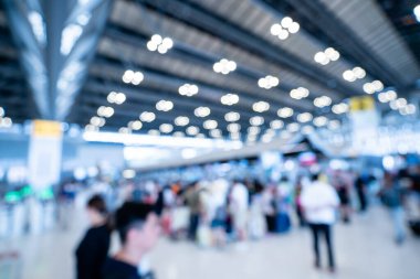 Büyük salondaki ticaret fuarlarının bulanık görüntüleri. Ticaret fuarı ya da fuarında yürüyen insanların imajı iş adamlarının büyük bir salonda yenilik faaliyetleri ve sunum ürünleri sergilediği bir sergi..