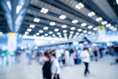 Büyük salondaki ticaret fuarlarının bulanık görüntüleri. Ticaret fuarı ya da fuarında yürüyen insanların imajı iş adamlarının büyük bir salonda yenilik faaliyetleri ve sunum ürünleri sergilediği bir sergi..