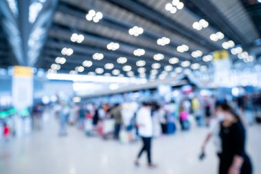 Büyük salondaki ticaret fuarlarının bulanık görüntüleri. Ticaret fuarı ya da fuarında yürüyen insanların imajı iş adamlarının büyük bir salonda yenilik faaliyetleri ve sunum ürünleri sergilediği bir sergi..