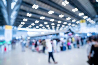 Büyük salondaki ticaret fuarlarının bulanık görüntüleri. Ticaret fuarı ya da fuarında yürüyen insanların imajı iş adamlarının büyük bir salonda yenilik faaliyetleri ve sunum ürünleri sergilediği bir sergi..