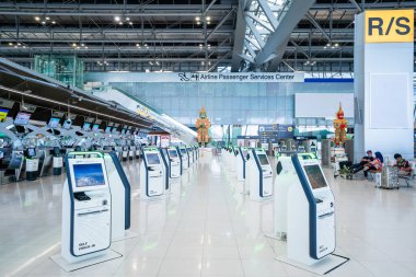 BANGKOK, THAILAND - 21 Ocak 2023: Suvarnabhumi Uluslararası Havalimanı 'ndaki check-in gişelerinde self-servis kontrol makinesi