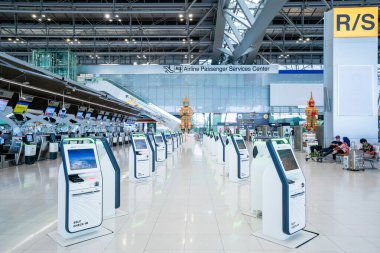 BANGKOK, THAILAND - 21 Ocak 2023: Suvarnabhumi Uluslararası Havalimanı 'ndaki check-in gişelerinde self-servis kontrol makinesi