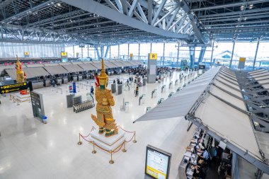 BANGKOK, THAILAND - 21 Ocak 2023: Suvarnabhumi Havaalanı, Bangkok, Tayland yolcu terminalinde dev heykel