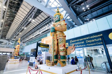 BANGKOK, THAILAND - 21 Ocak 2023: Suvarnabhumi Havaalanı, Bangkok, Tayland yolcu terminalinde dev heykel