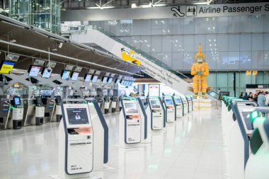 BANGKOK, THAILAND - 21 Ocak 2023: Suvarnabhumi Uluslararası Havalimanı 'ndaki check-in gişelerinde self-servis kontrol makinesi