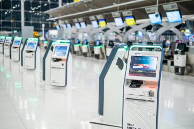 BANGKOK, THAILAND - 21 Ocak 2023: Suvarnabhumi Uluslararası Havalimanı 'ndaki check-in gişelerinde self-servis kontrol makinesi
