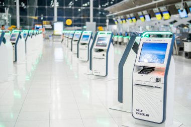 BANGKOK, THAILAND - 21 Ocak 2023: Suvarnabhumi Uluslararası Havalimanı 'ndaki check-in gişelerinde self-servis kontrol makinesi