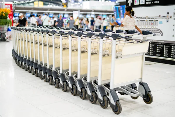 Bangkok Tajlandia Stycznia 2023 Wiersz Wózków Bagażowych Lotnisku Suvarnabhumi International — Zdjęcie stockowe